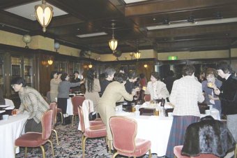 2004年度千葉支部総会・懇親会会場 - 同窓同士再会を喜ぶ 資料画像 - 2004年度千葉支部総会・懇親会会場 - 同窓同士再会を喜ぶ